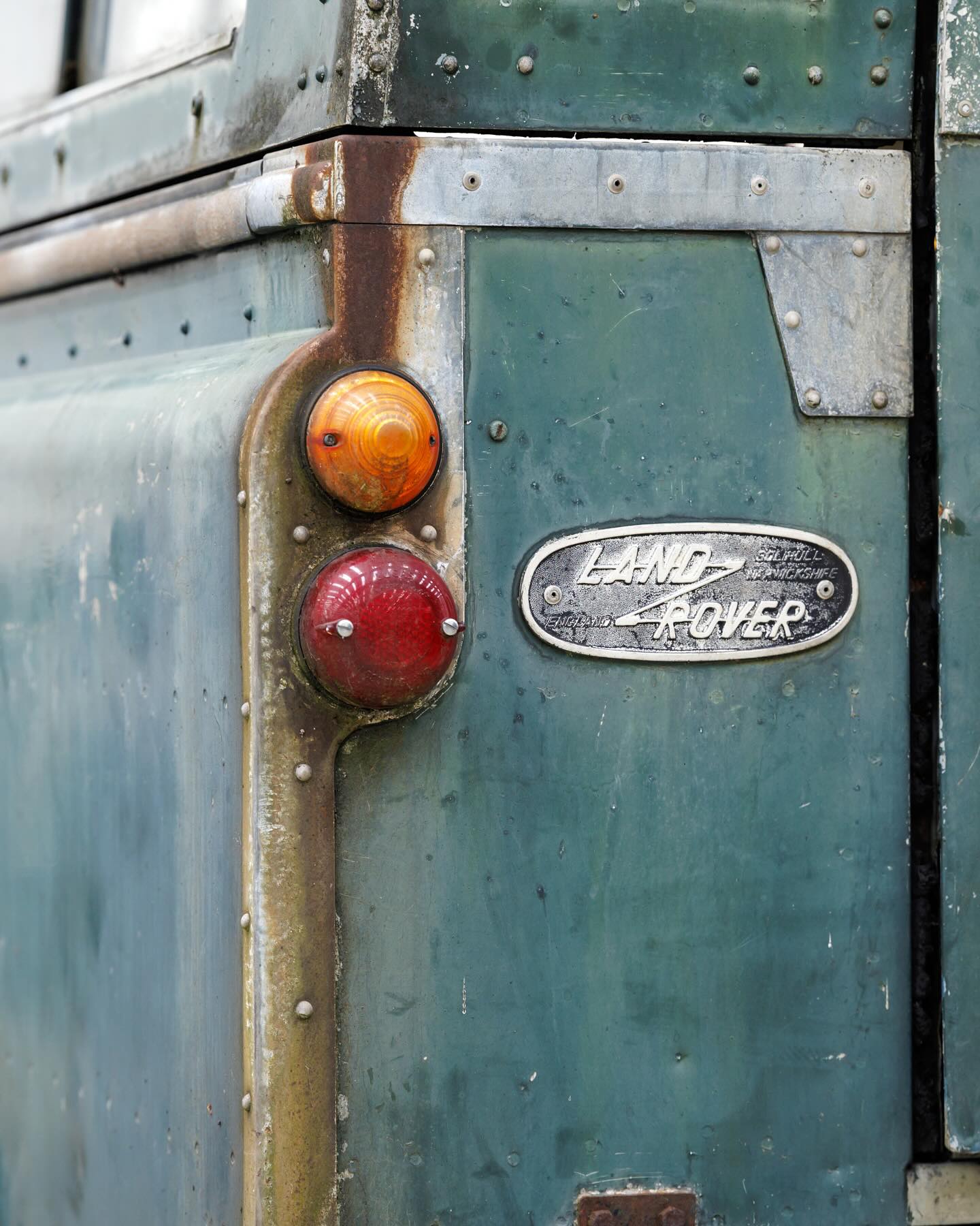 Land Rover e l’eleganza che sa di fango e di tè delle cinque