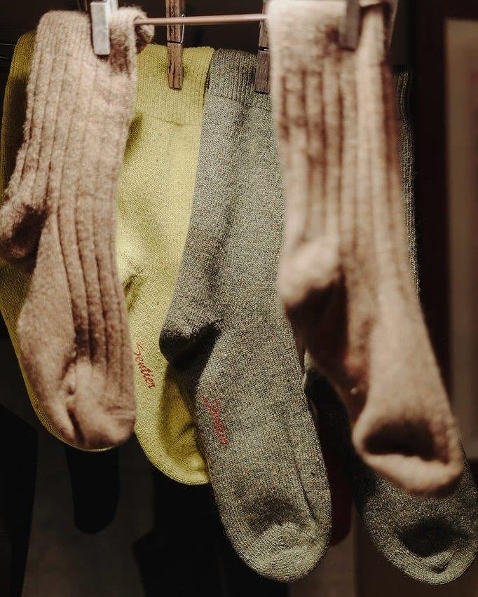 Le calze di lana Sentier e una tazza di tè, il piccolo lusso dell’inverno