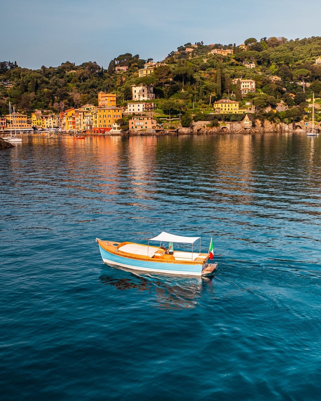 Portofino dal mare: il lusso leggero di lasciarsi andare alle onde